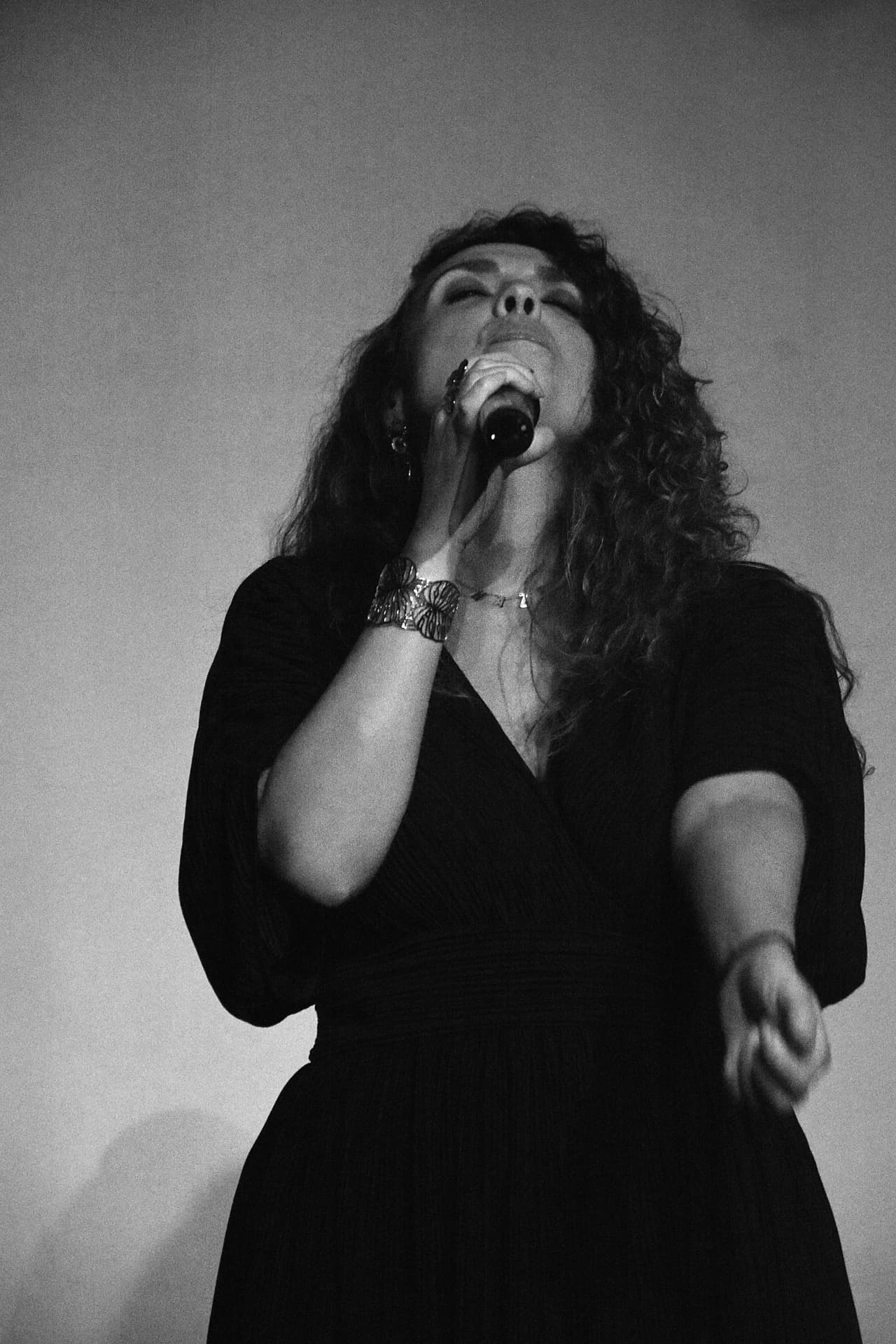 Caroline Bijaque, fondatrice de My First Agency, sur scène avec un micro.