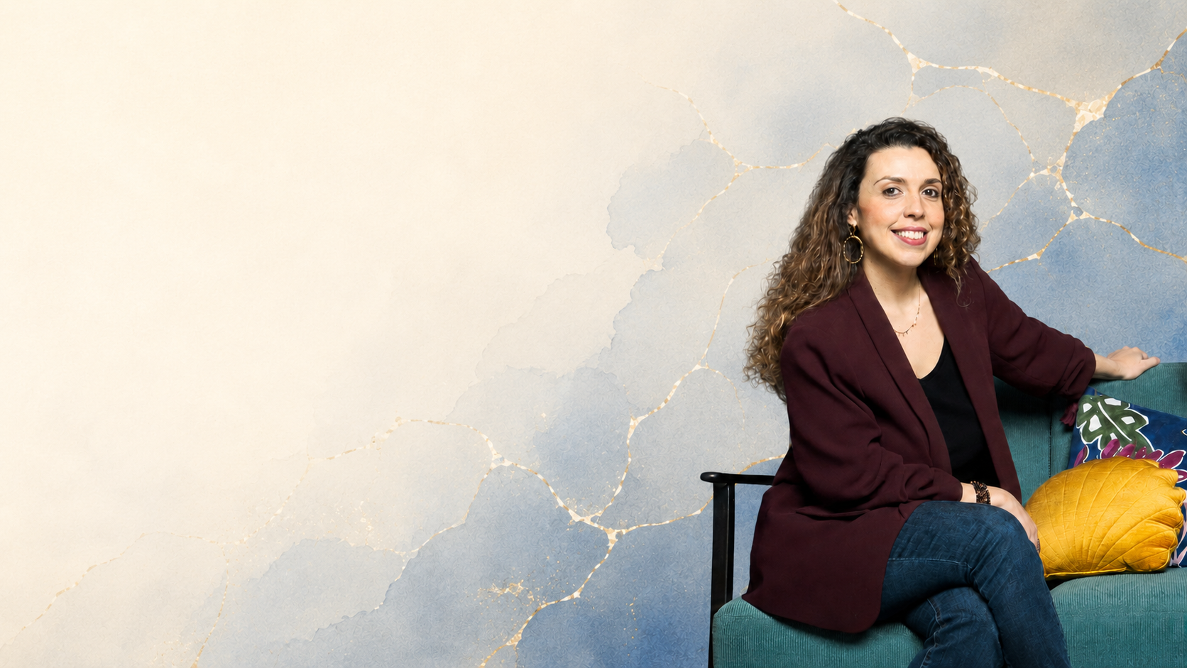 Caroline Bijaque, fondatrice de My First Agency, assise devant une fresque Kintsugi bleu nuit et dorée.